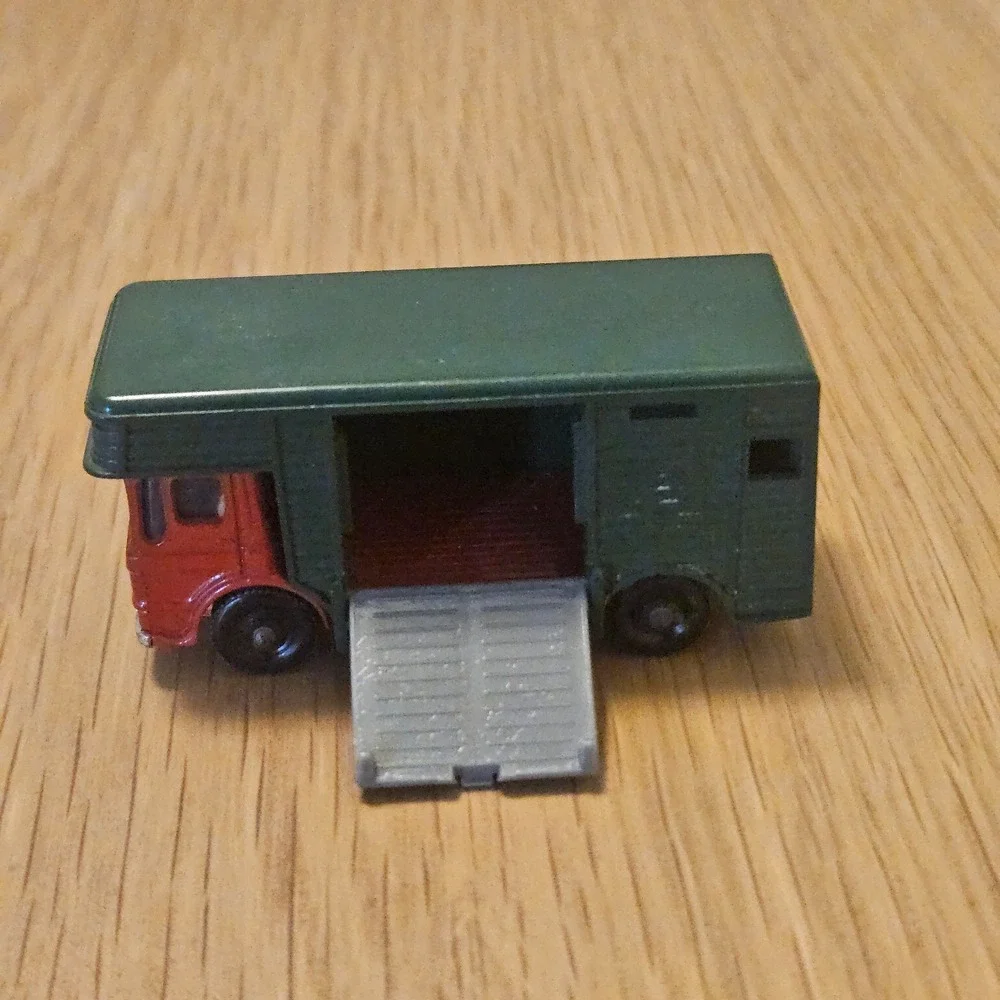 LESNEY MATCHBOX NO 17 Horse Box Truck no horses Green Red Vintage